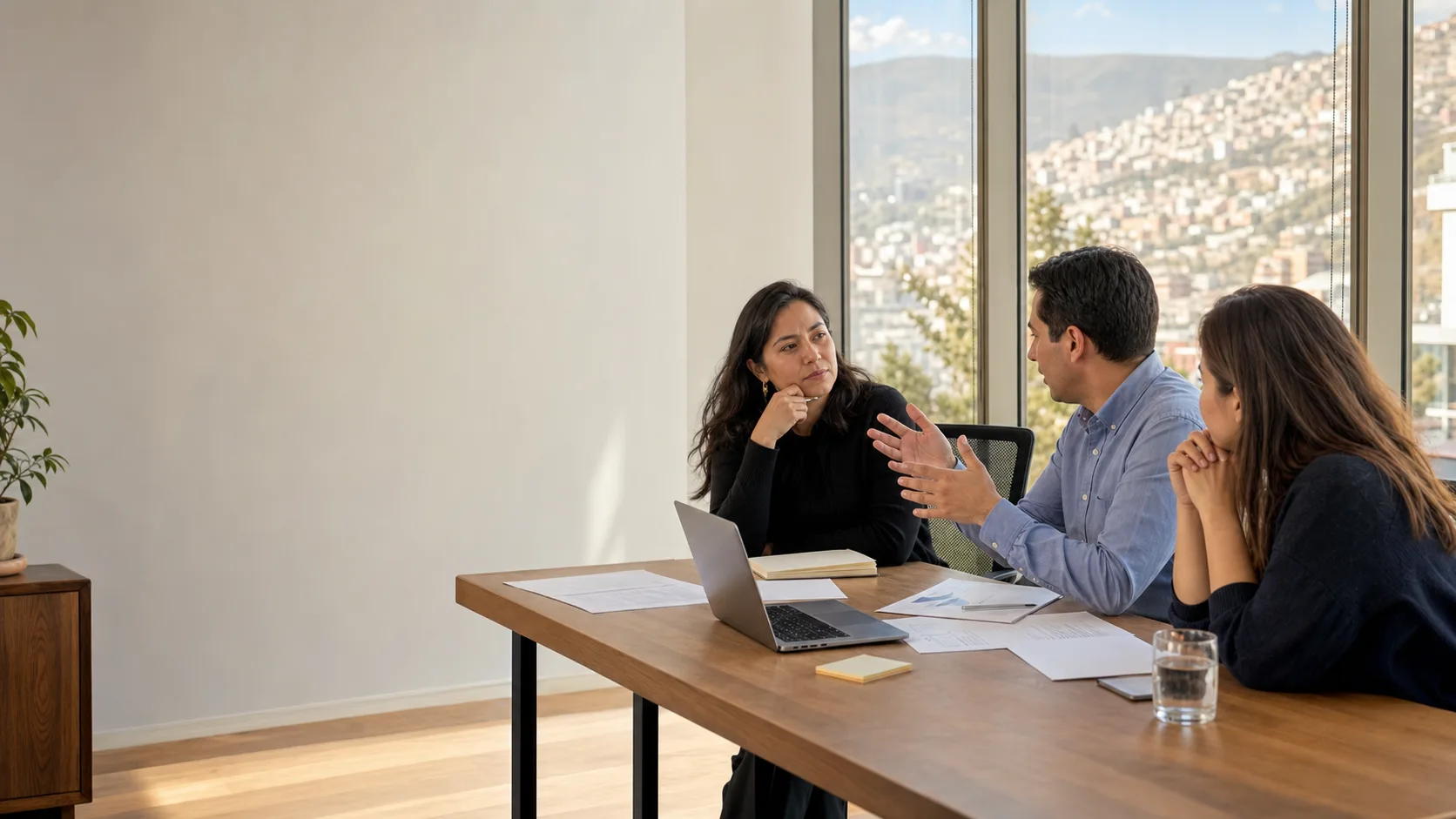 Consultora de investigación escuchando a un equipo durante una sesión de diagnóstico