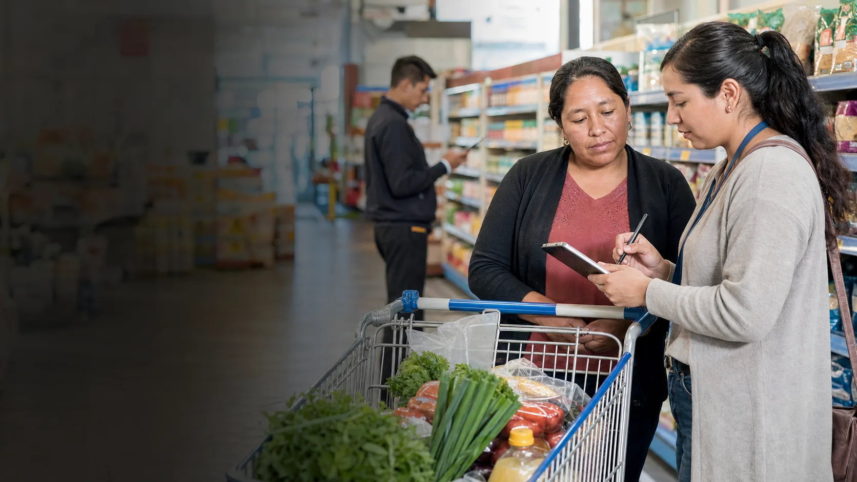 Investigadora de campo entrevistando a una compradora en un supermercado boliviano