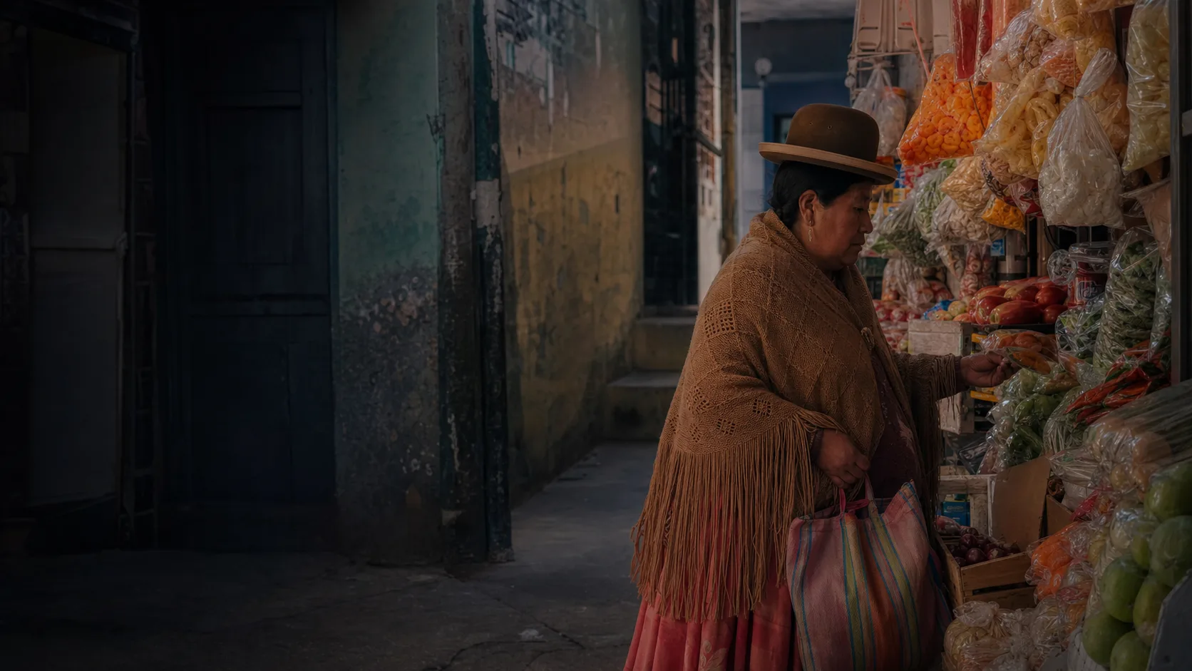 Consumidora boliviana eligiendo productos en un mercado local