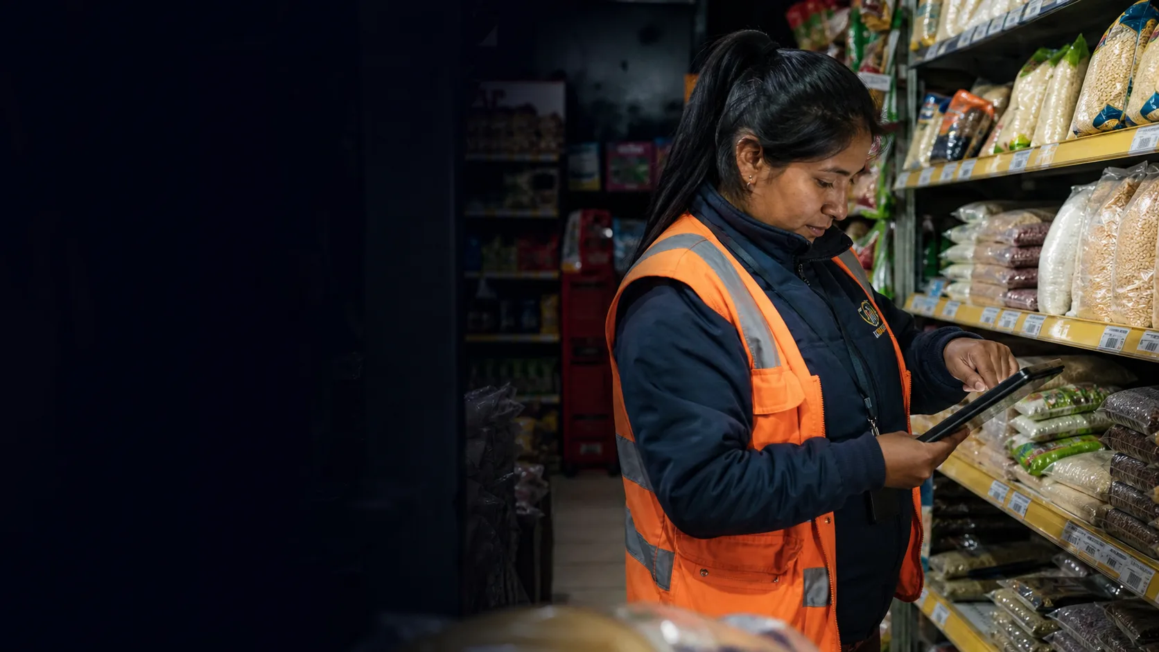 Auditora documentando productos y precios en una tienda boliviana